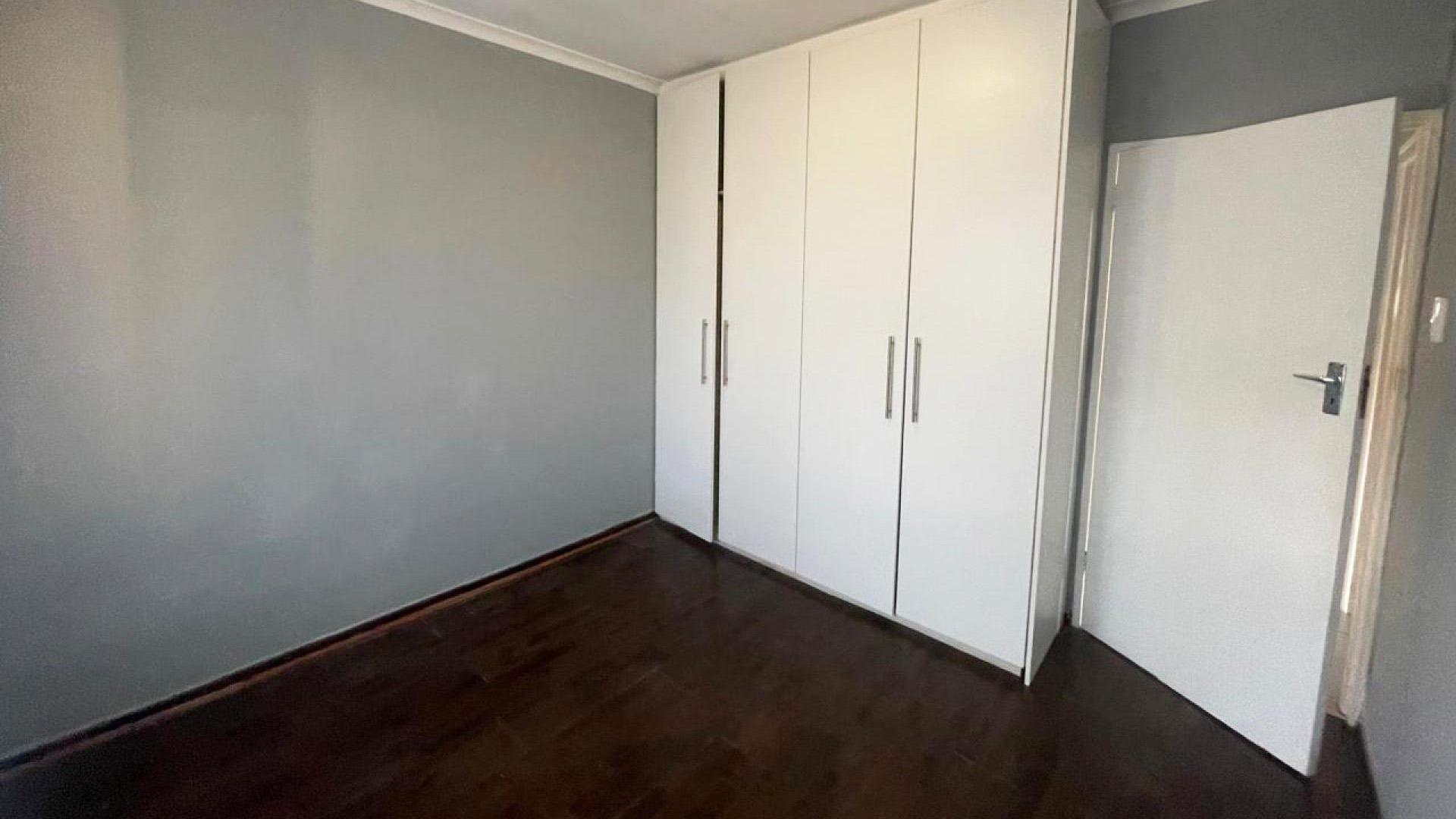 Bed Room 1 of property in Cape Town Centre