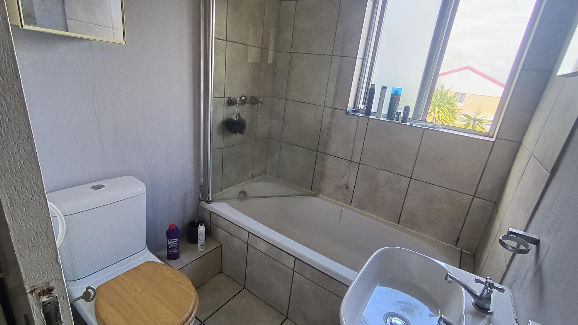 Bathroom 1 - 4 square meters of property in Churchill Estate