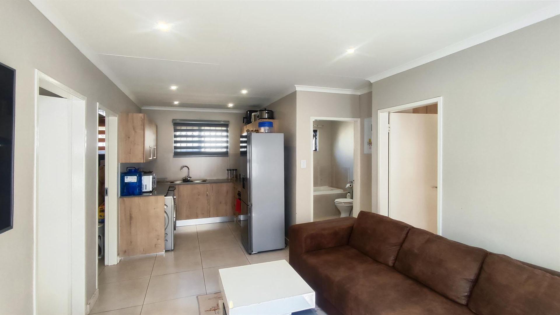 Lounges - 17 square meters of property in Albertsdal