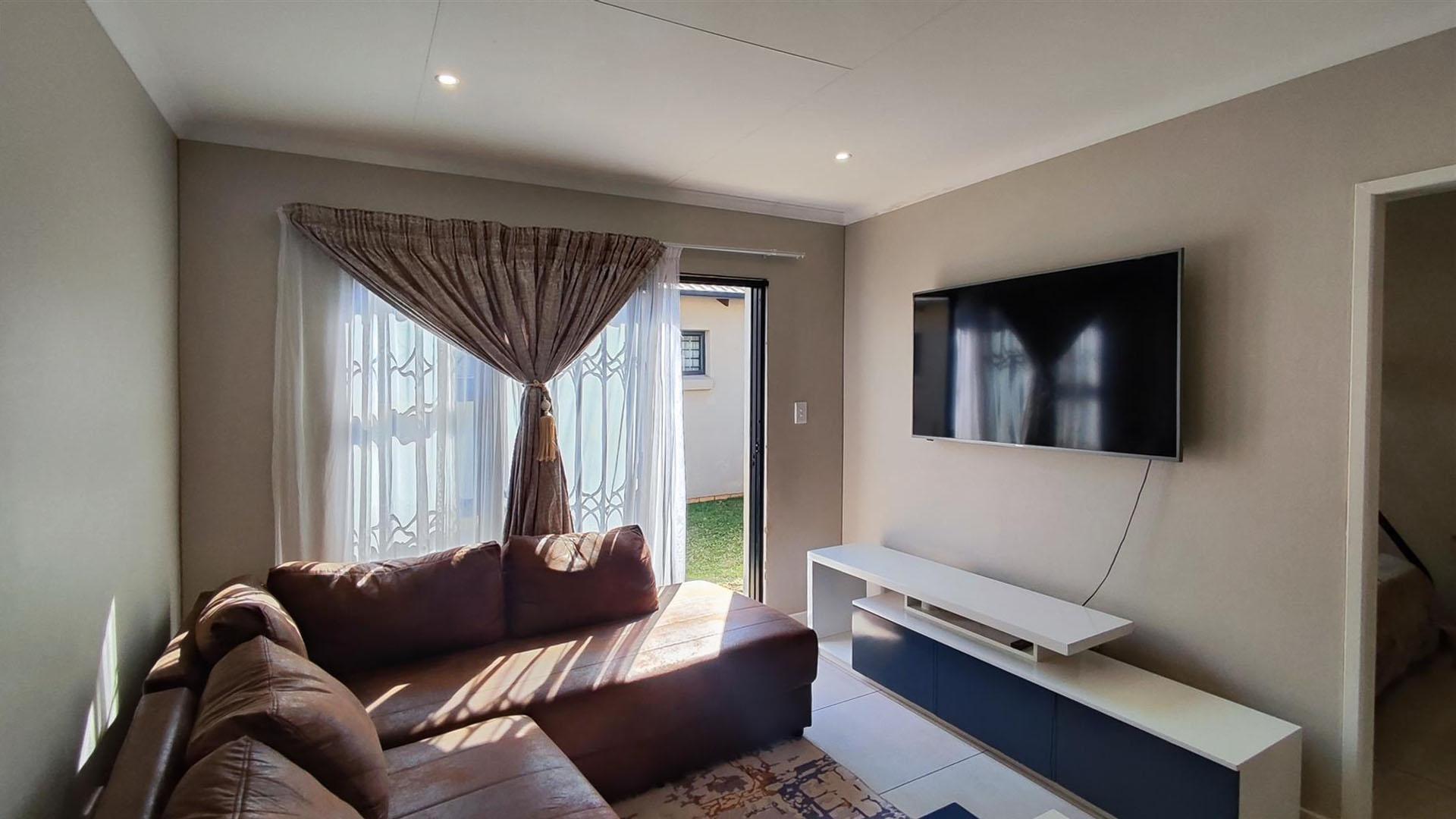 Lounges - 17 square meters of property in Albertsdal