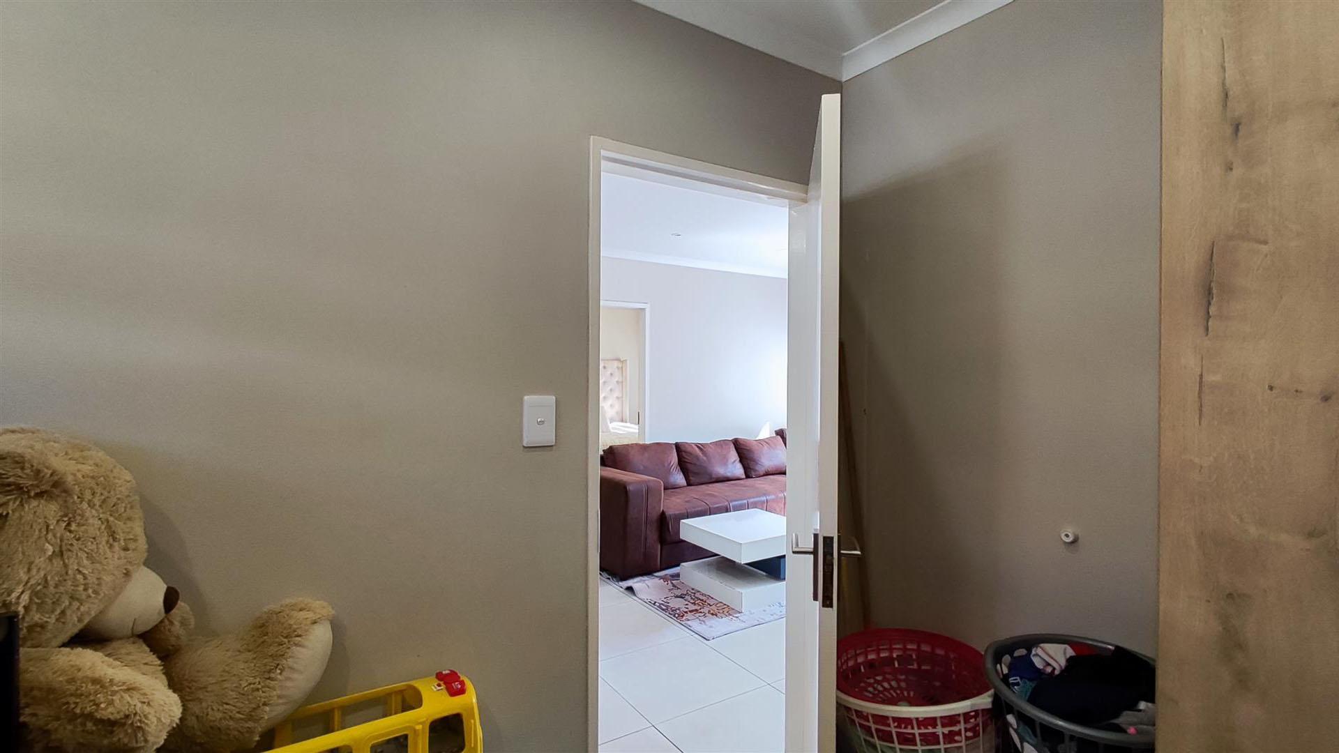 Bed Room 2 - 10 square meters of property in Albertsdal