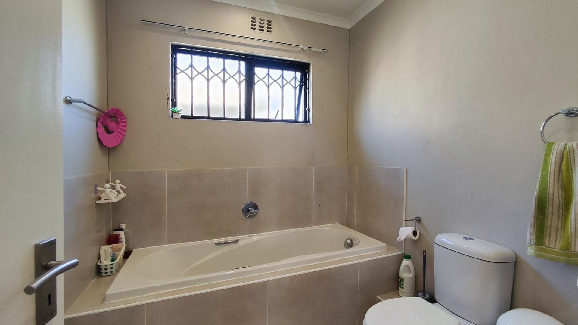 Bathroom 1 - 6 square meters of property in Albertsdal