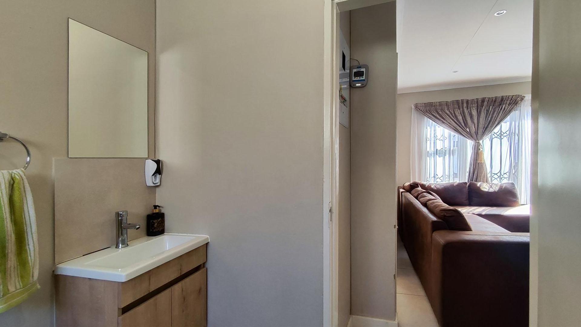 Bathroom 1 - 6 square meters of property in Albertsdal