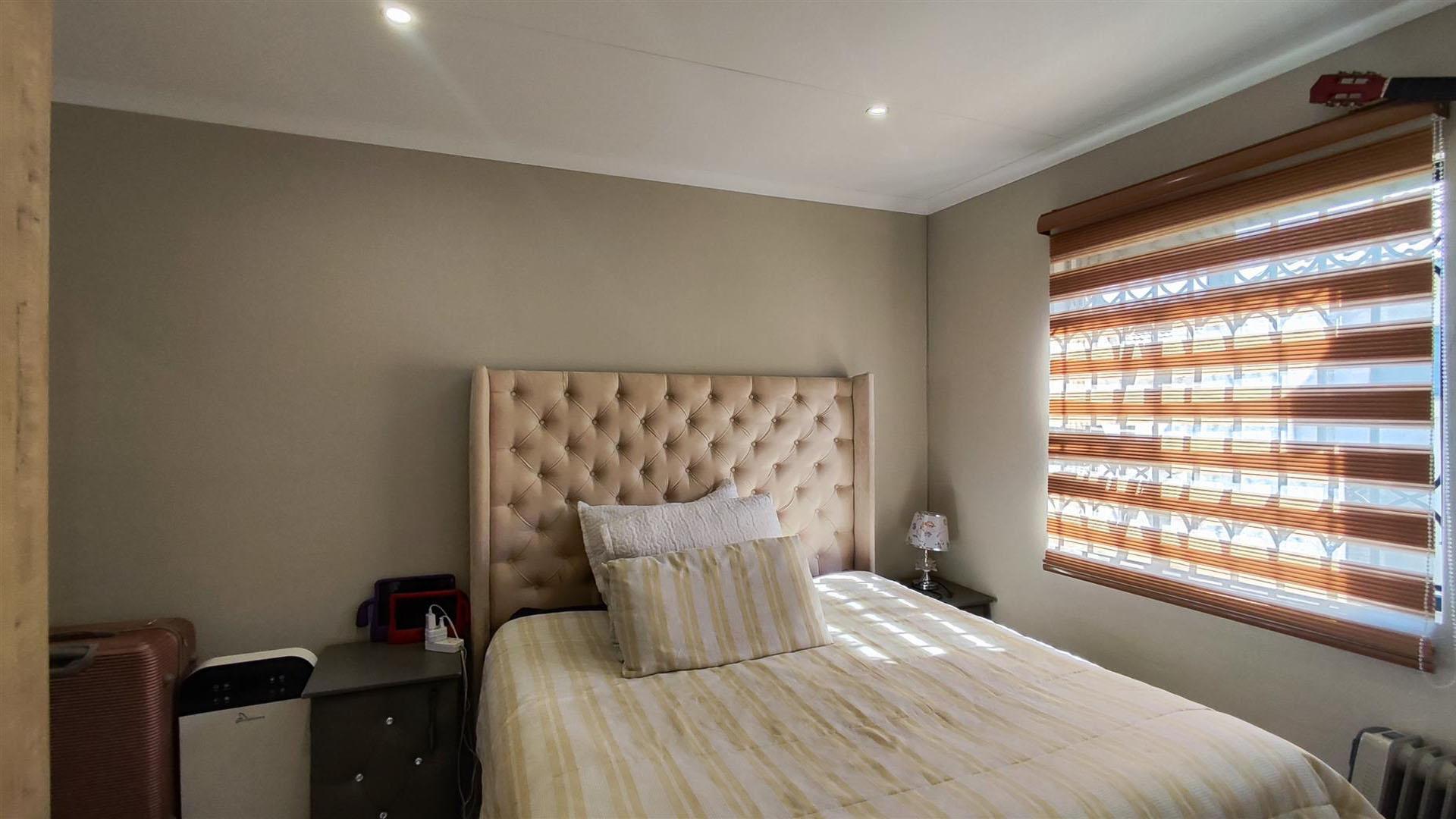 Main Bedroom - 13 square meters of property in Albertsdal