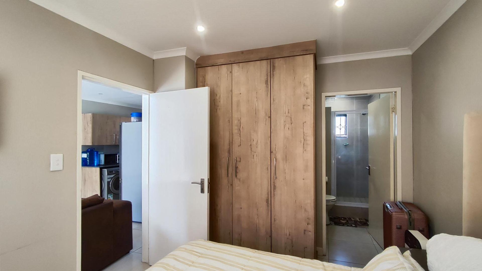 Main Bedroom - 13 square meters of property in Albertsdal