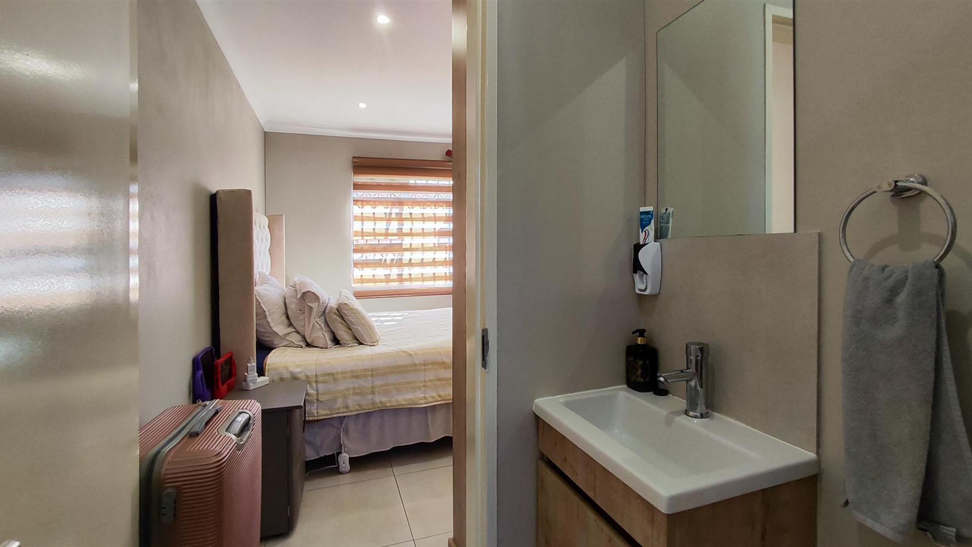 Main Bathroom - 5 square meters of property in Albertsdal