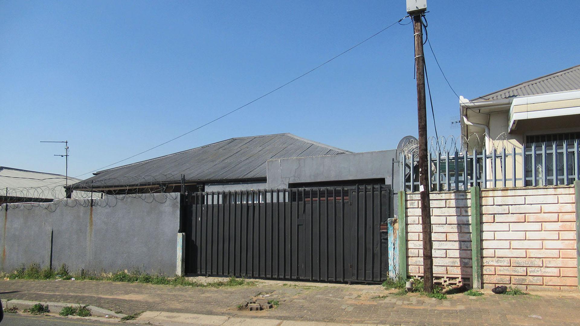 Front View of property in Regents Park