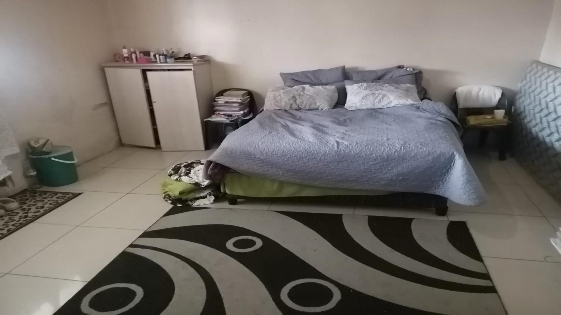 Bed Room 1 of property in Regents Park