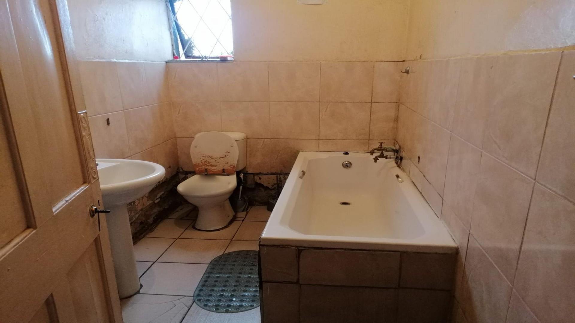 Bathroom 1 of property in Regents Park