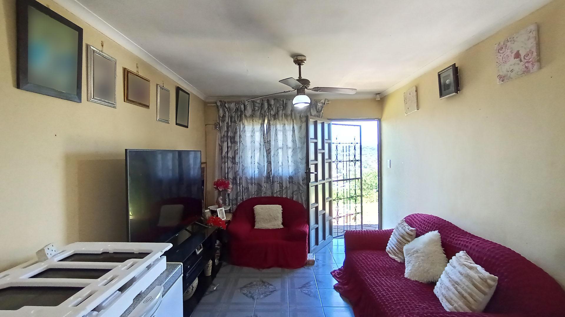 Lounges - 13 square meters of property in Bonela