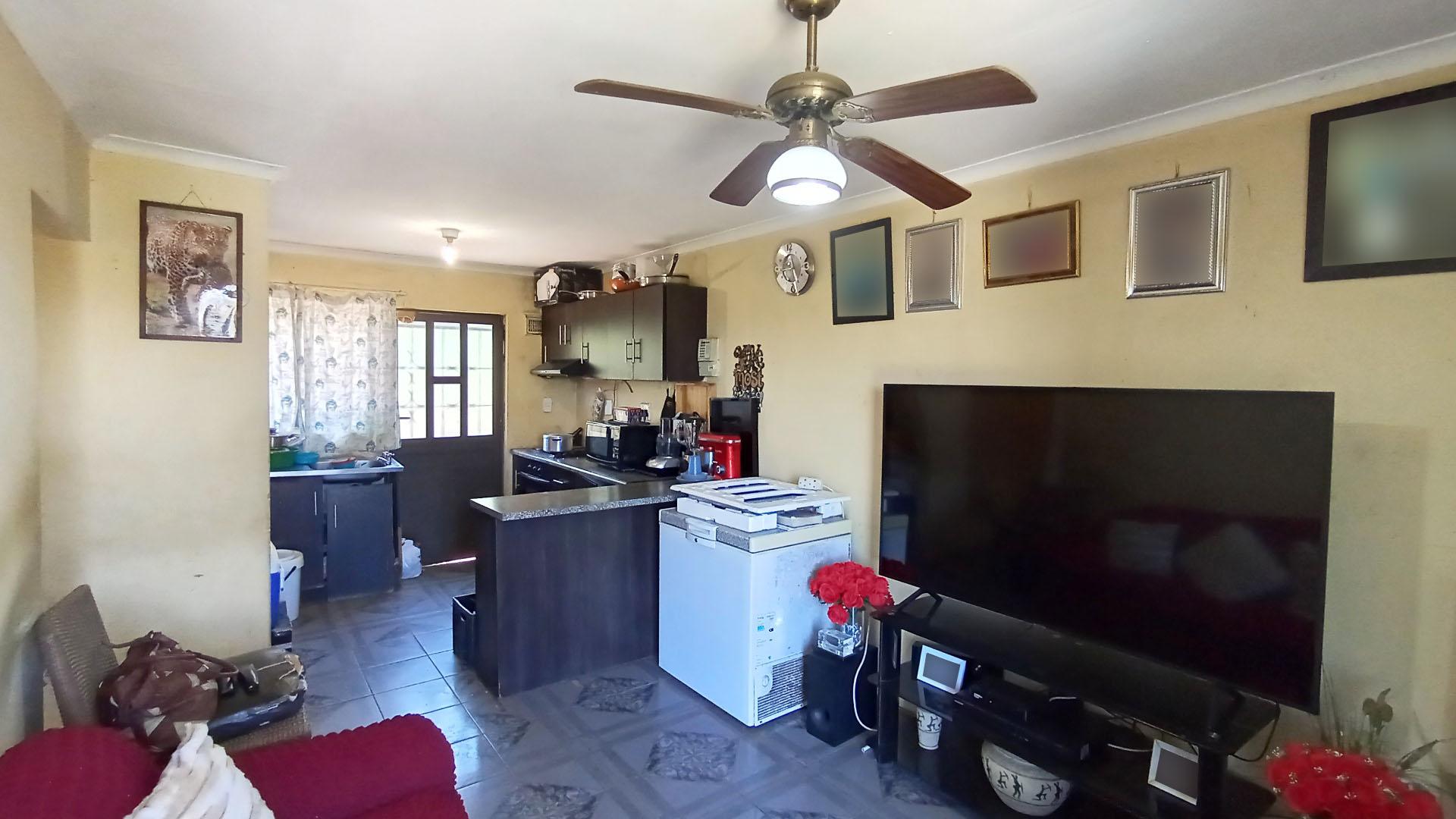 Lounges - 13 square meters of property in Bonela