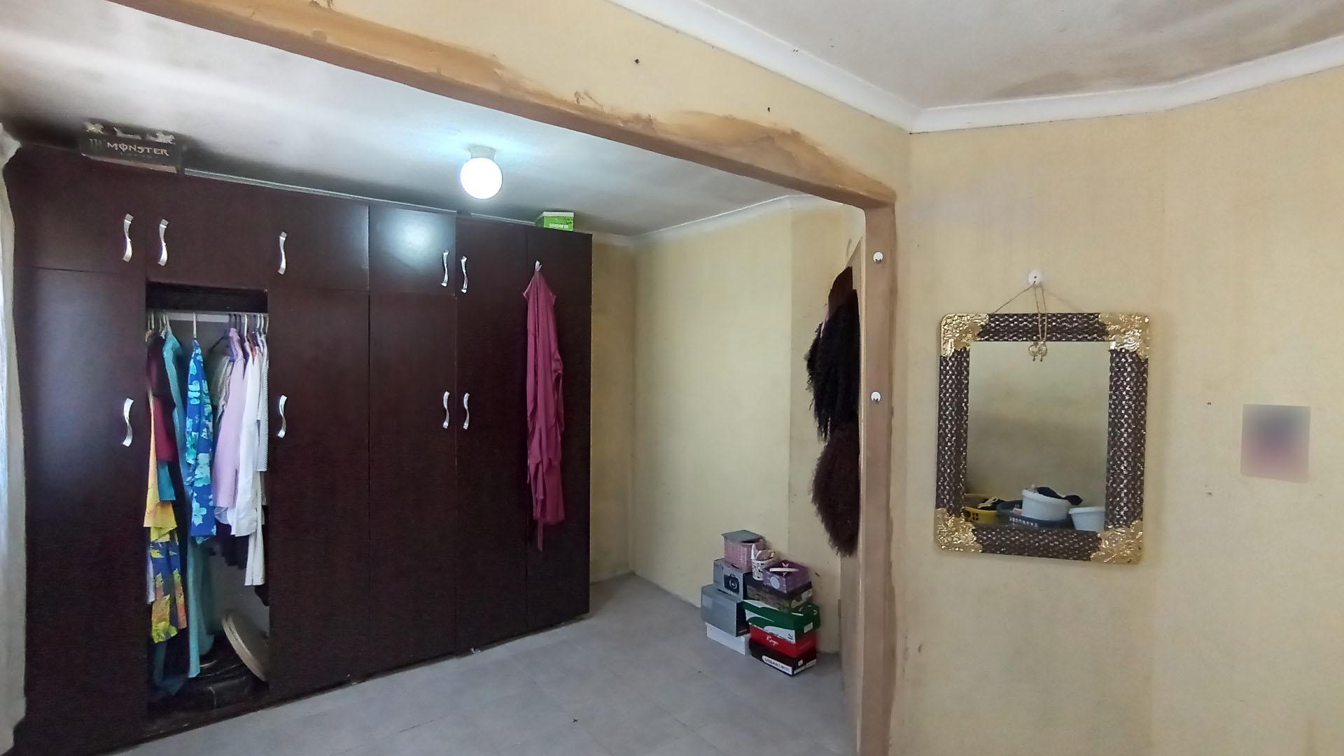 Bathroom 1 - 5 square meters of property in Bonela