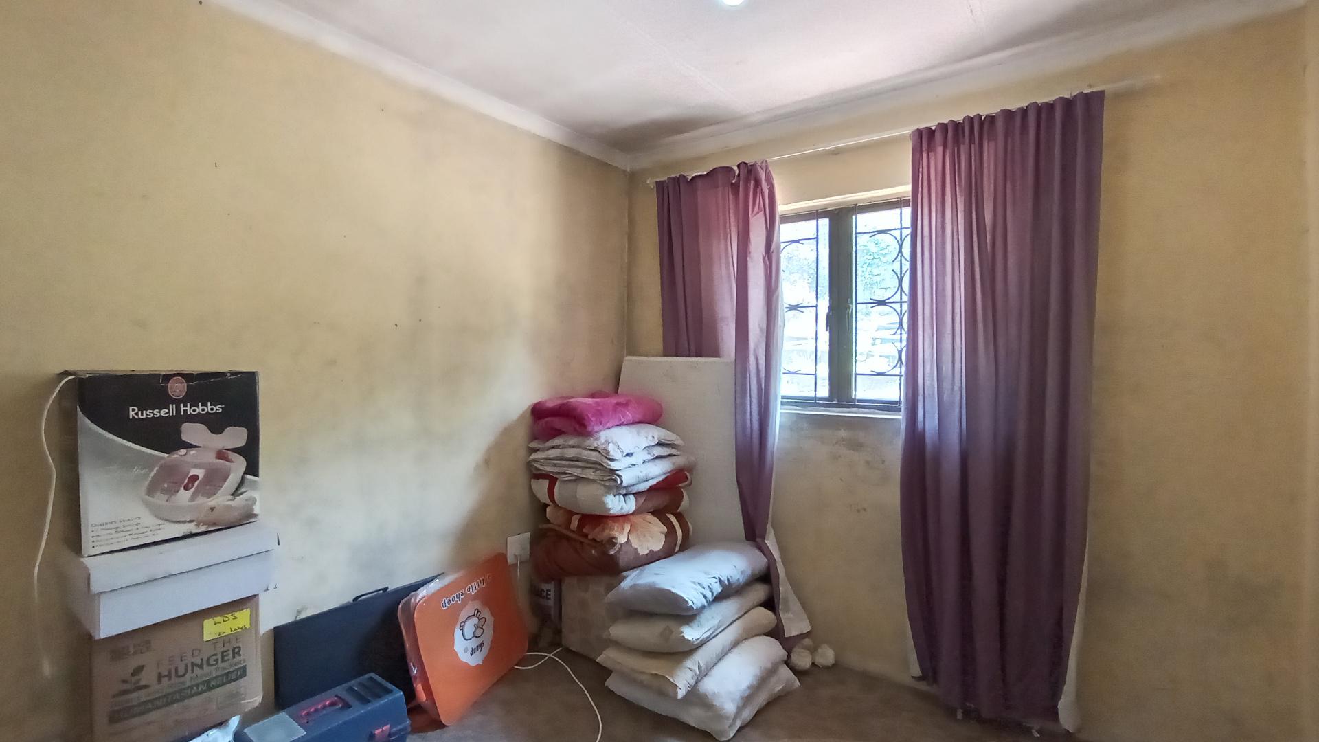 Bed Room 2 - 8 square meters of property in Bonela