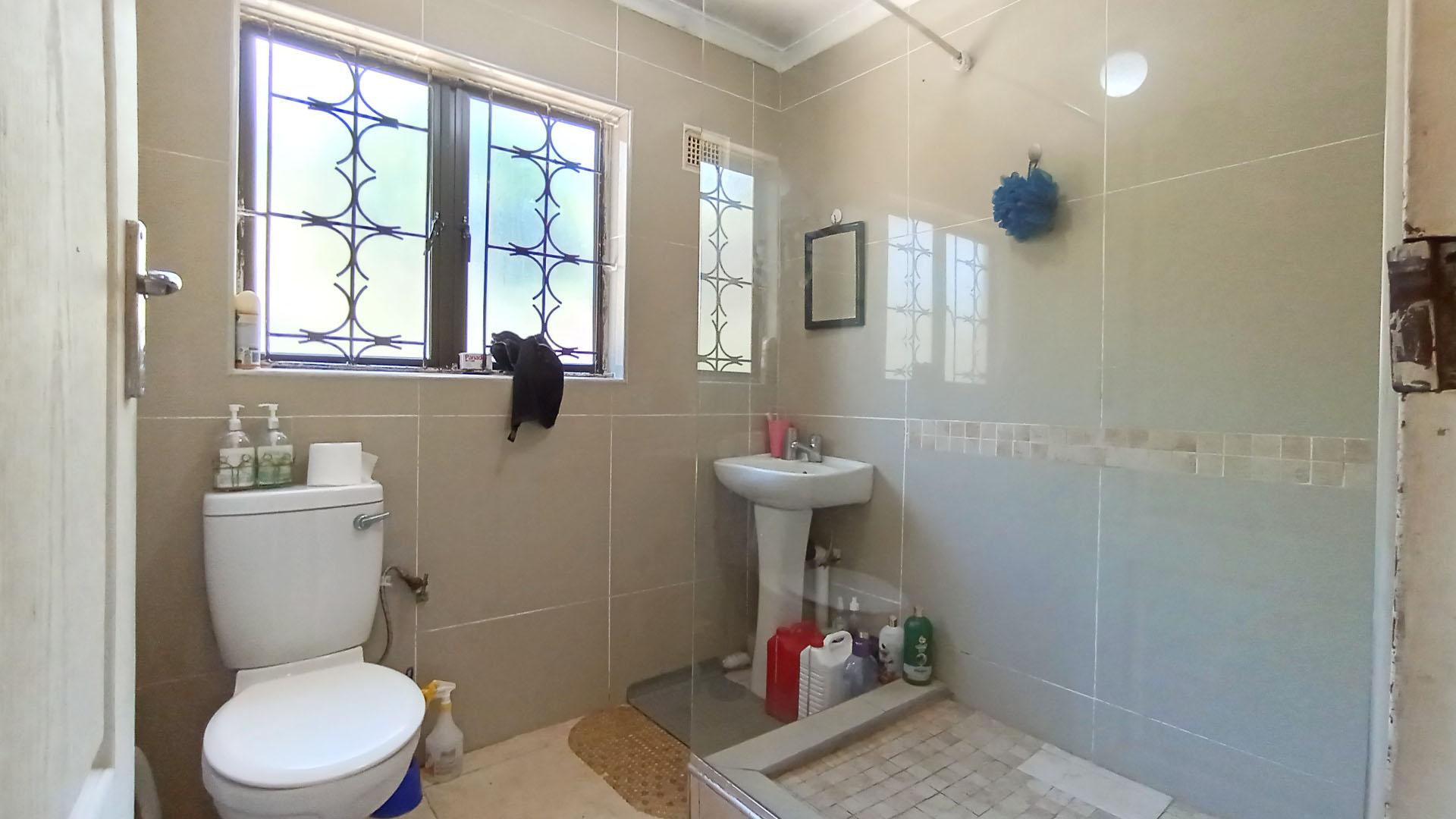 Bathroom 1 - 5 square meters of property in Bonela