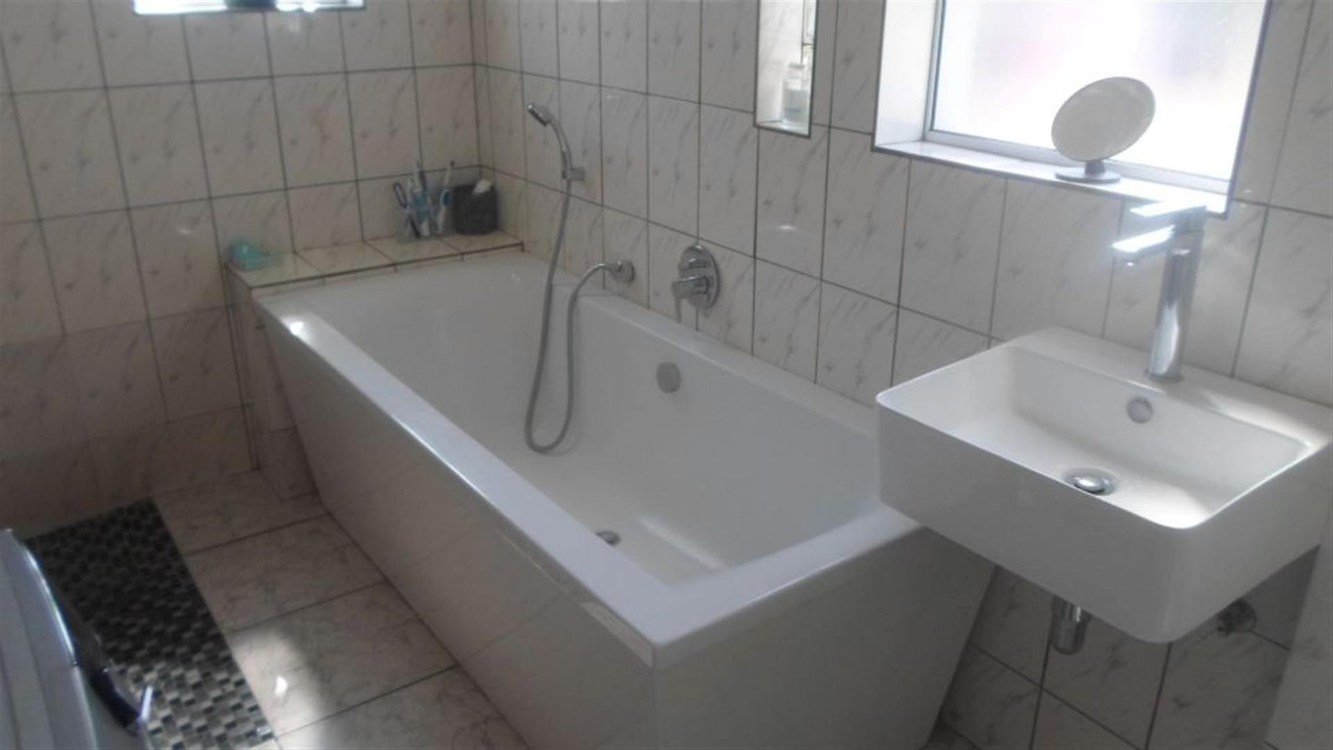 Bathroom 1 of property in Paarl