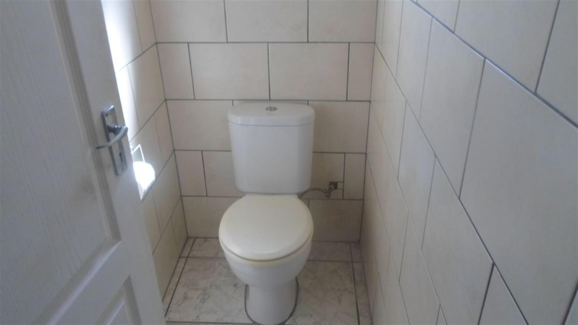 Bathroom 2 of property in Paarl