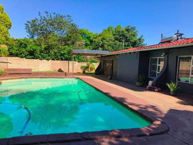 4 Bedroom House for Sale For Sale in Weltevreden Park - MR686755
