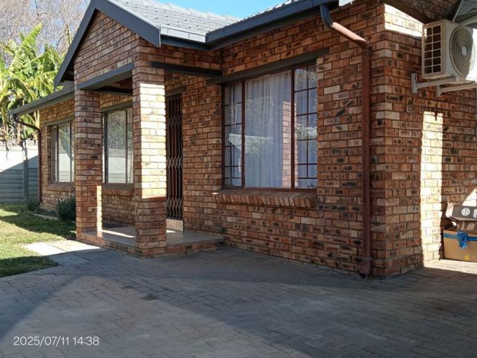 3 Bedroom House to Rent in Rustenburg - Property to rent - MR686786