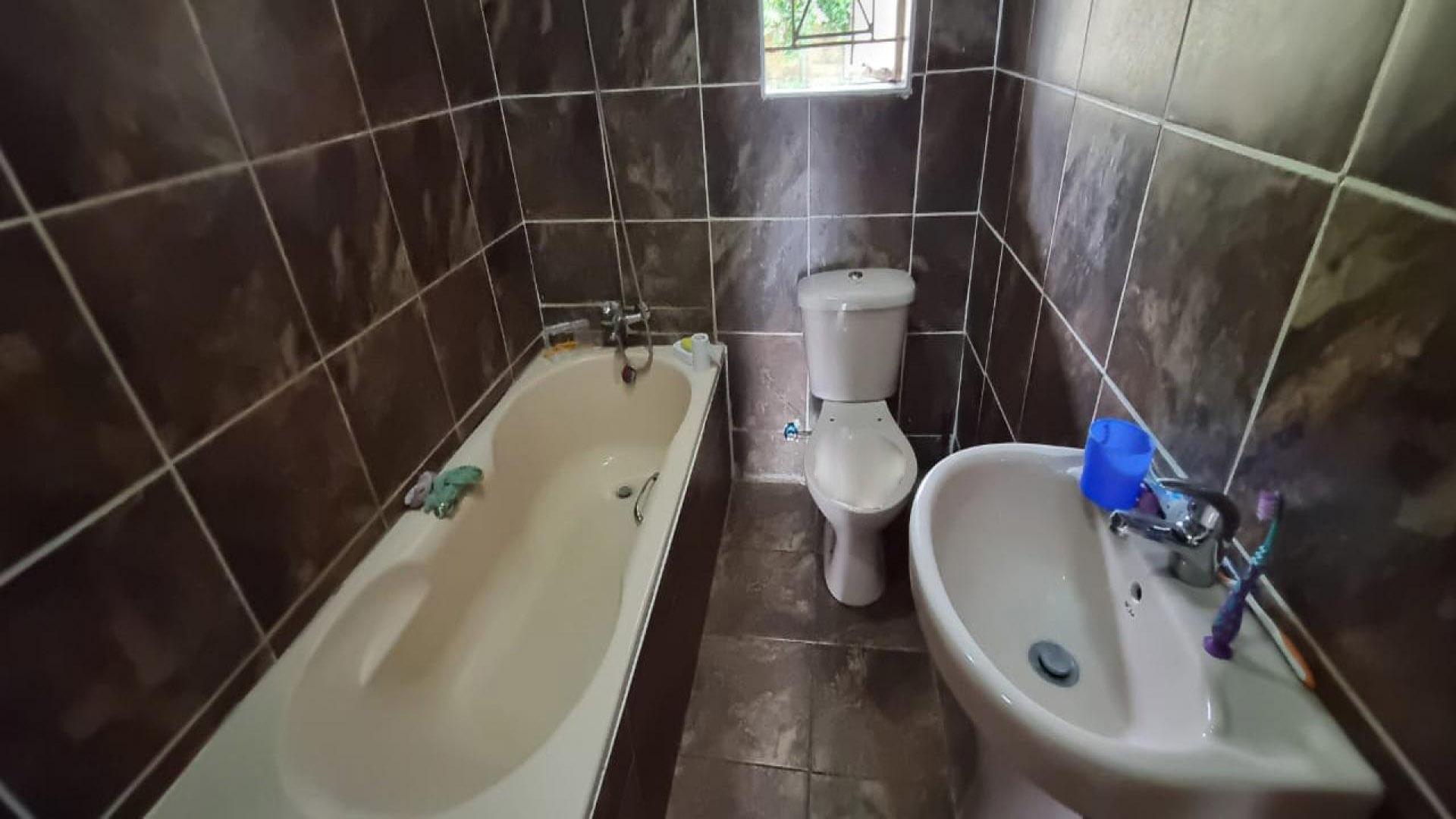 Bathroom 1 of property in Benoni