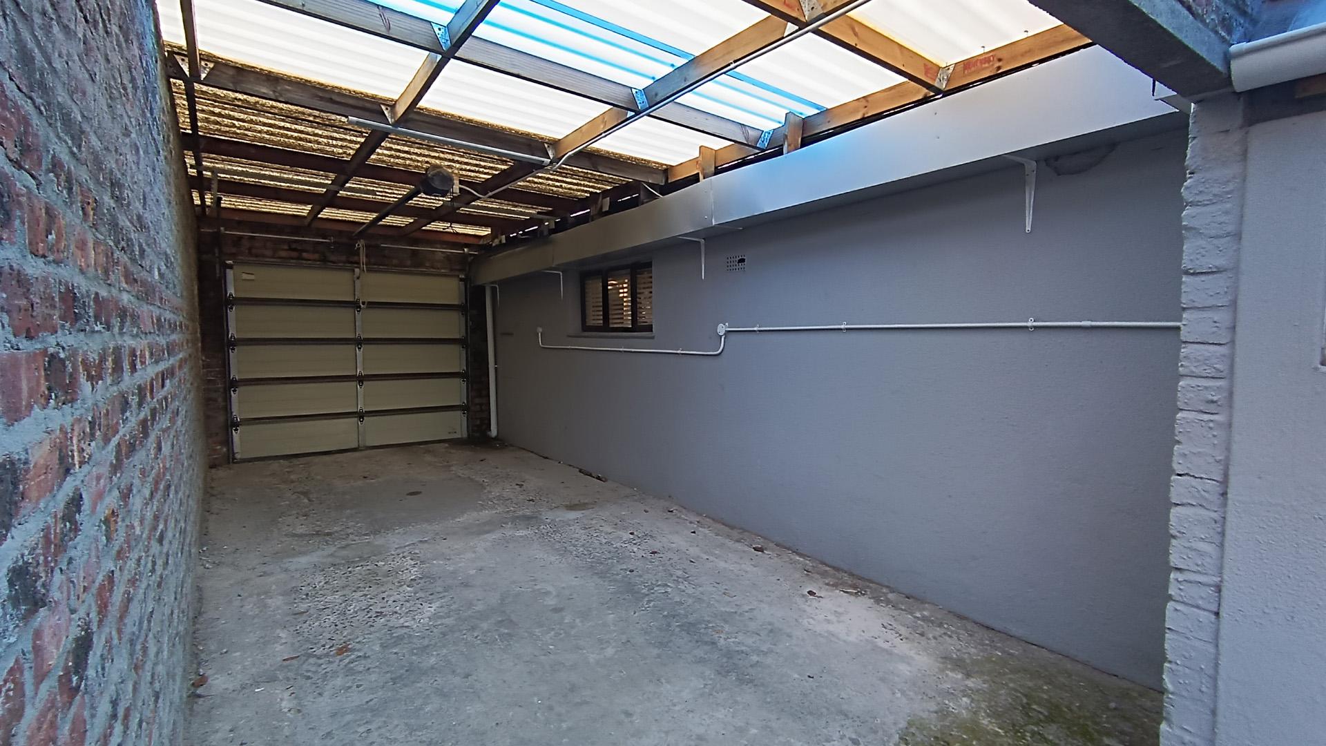 Garage - 53 square meters of property in Goodwood Estate