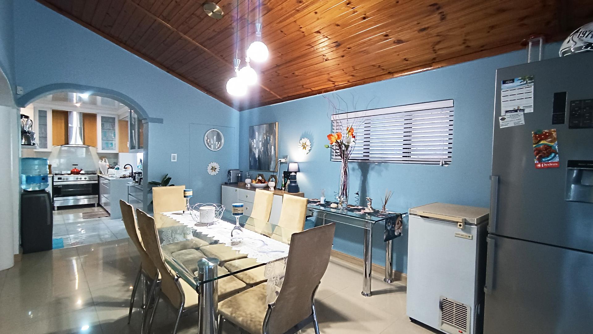 Dining Room - 24 square meters of property in Goodwood Estate