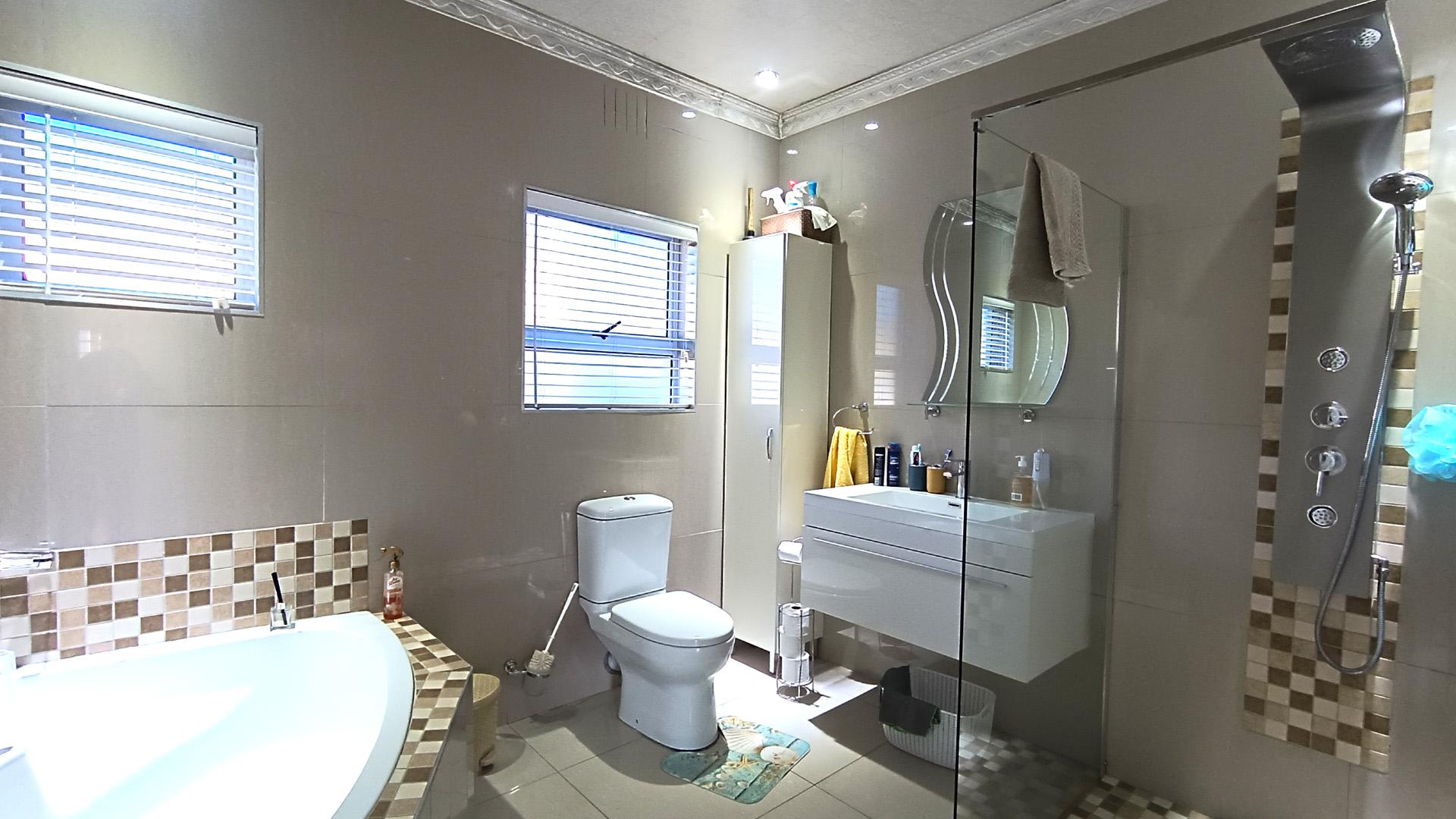 Bathroom 1 - 9 square meters of property in Goodwood Estate