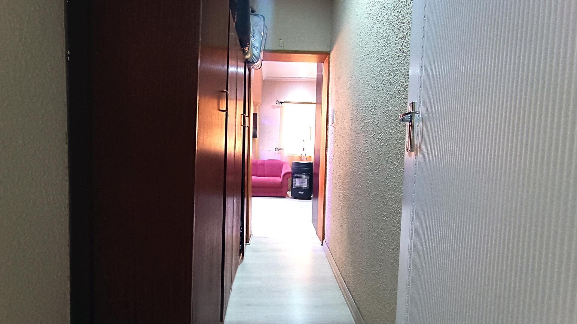 Main Bedroom - 32 square meters of property in Goodwood Estate