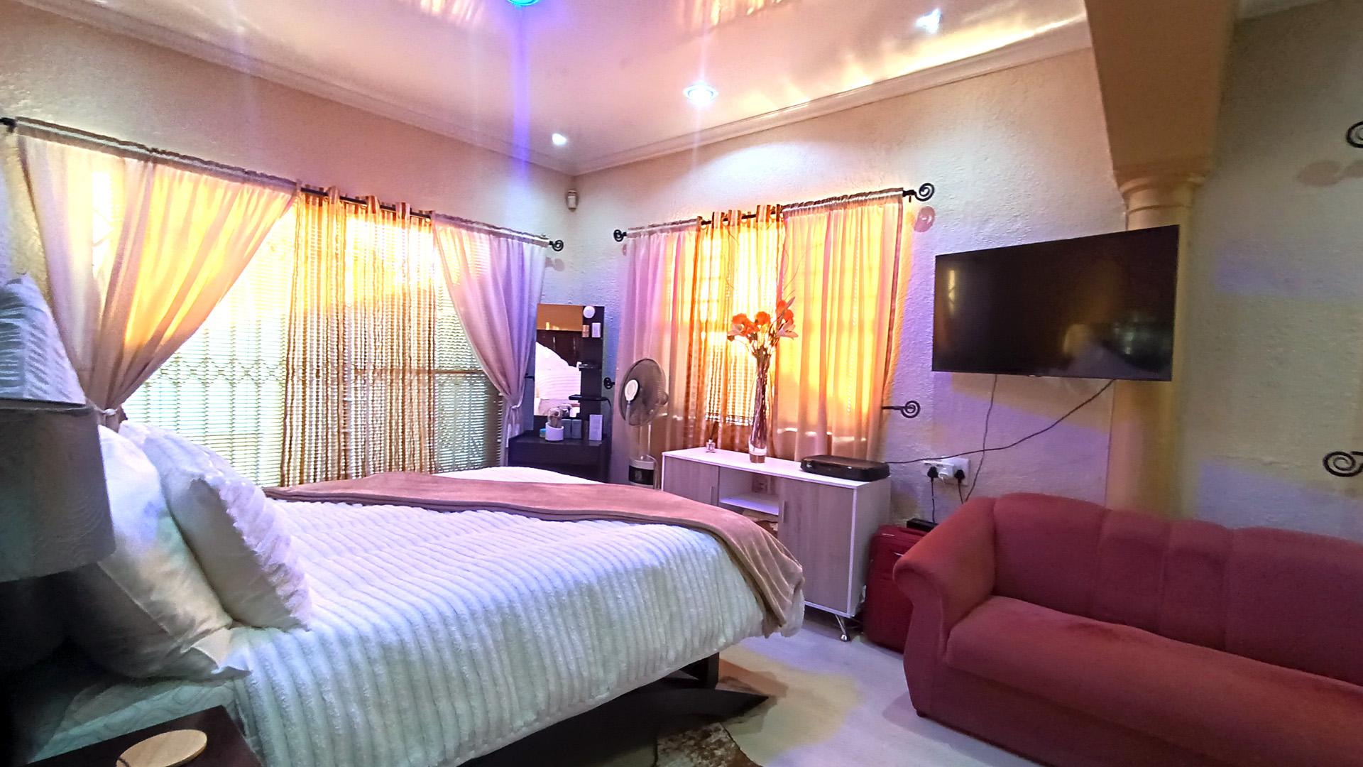 Main Bedroom - 32 square meters of property in Goodwood Estate