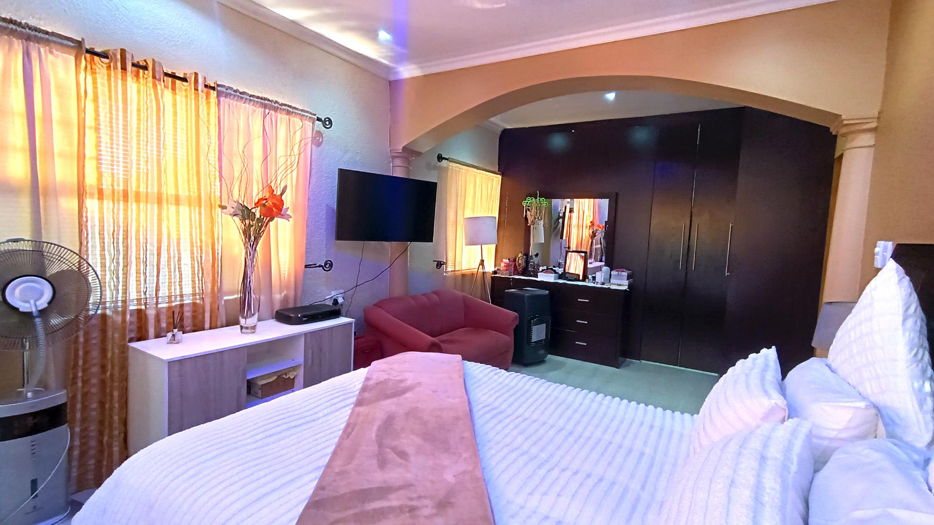 Main Bedroom - 32 square meters of property in Goodwood Estate