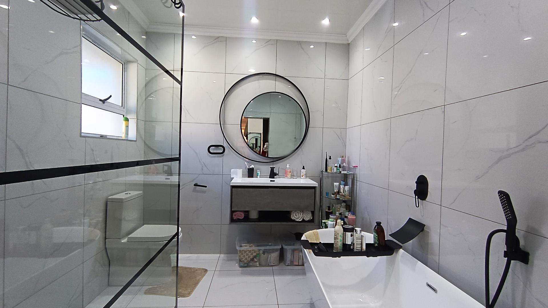 Main Bathroom - 8 square meters of property in Goodwood Estate