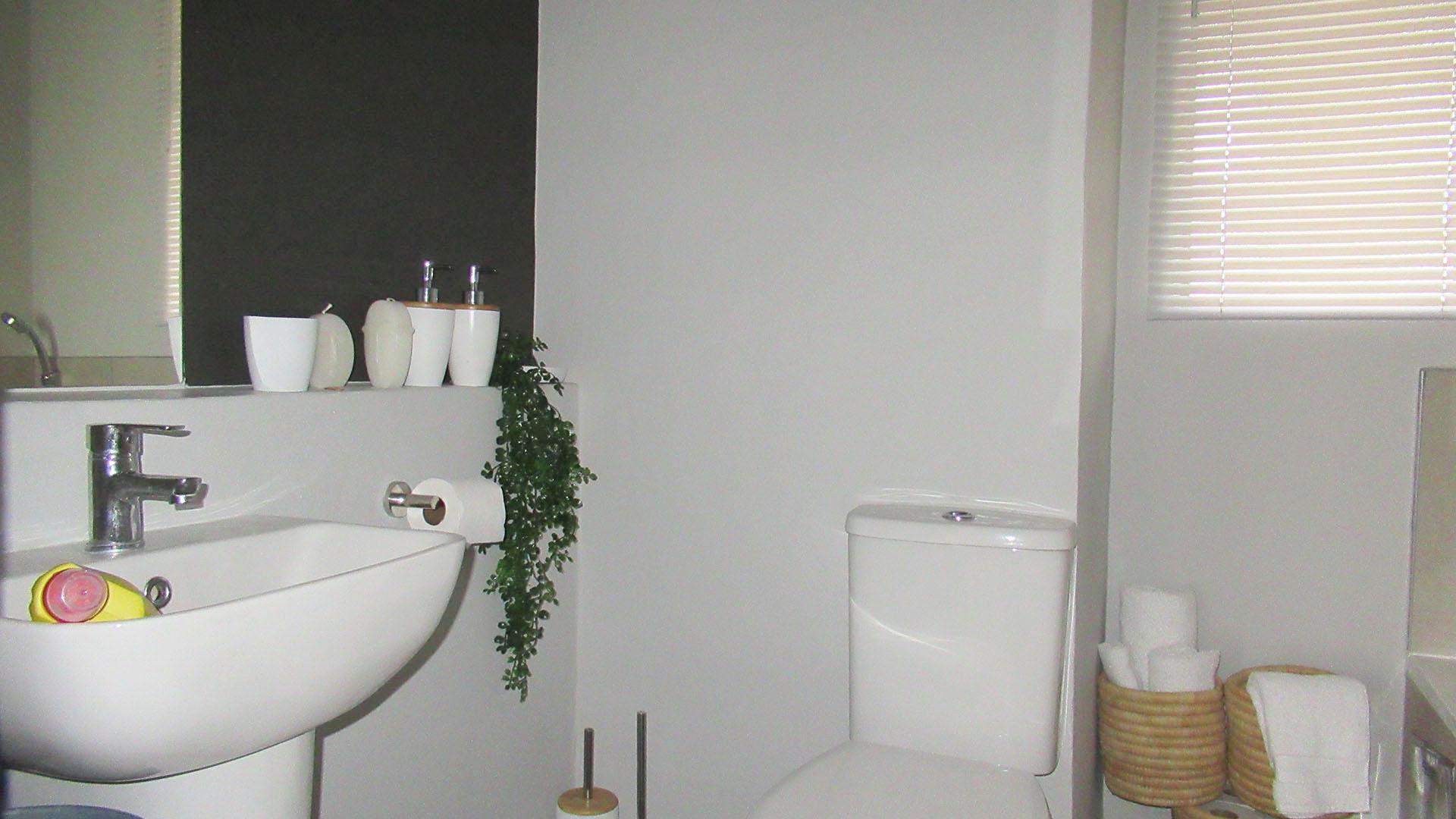 Bathroom 1 - 5 square meters of property in Fleurhof