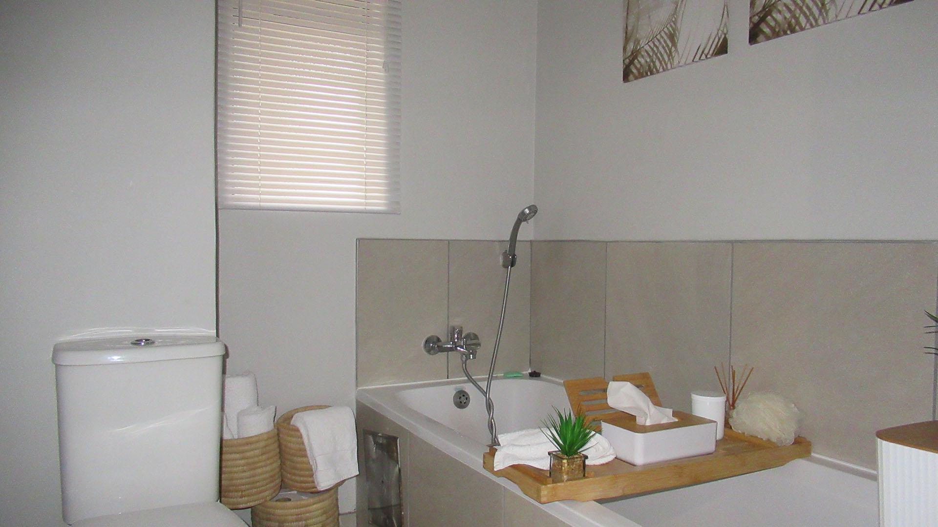 Bathroom 1 - 5 square meters of property in Fleurhof