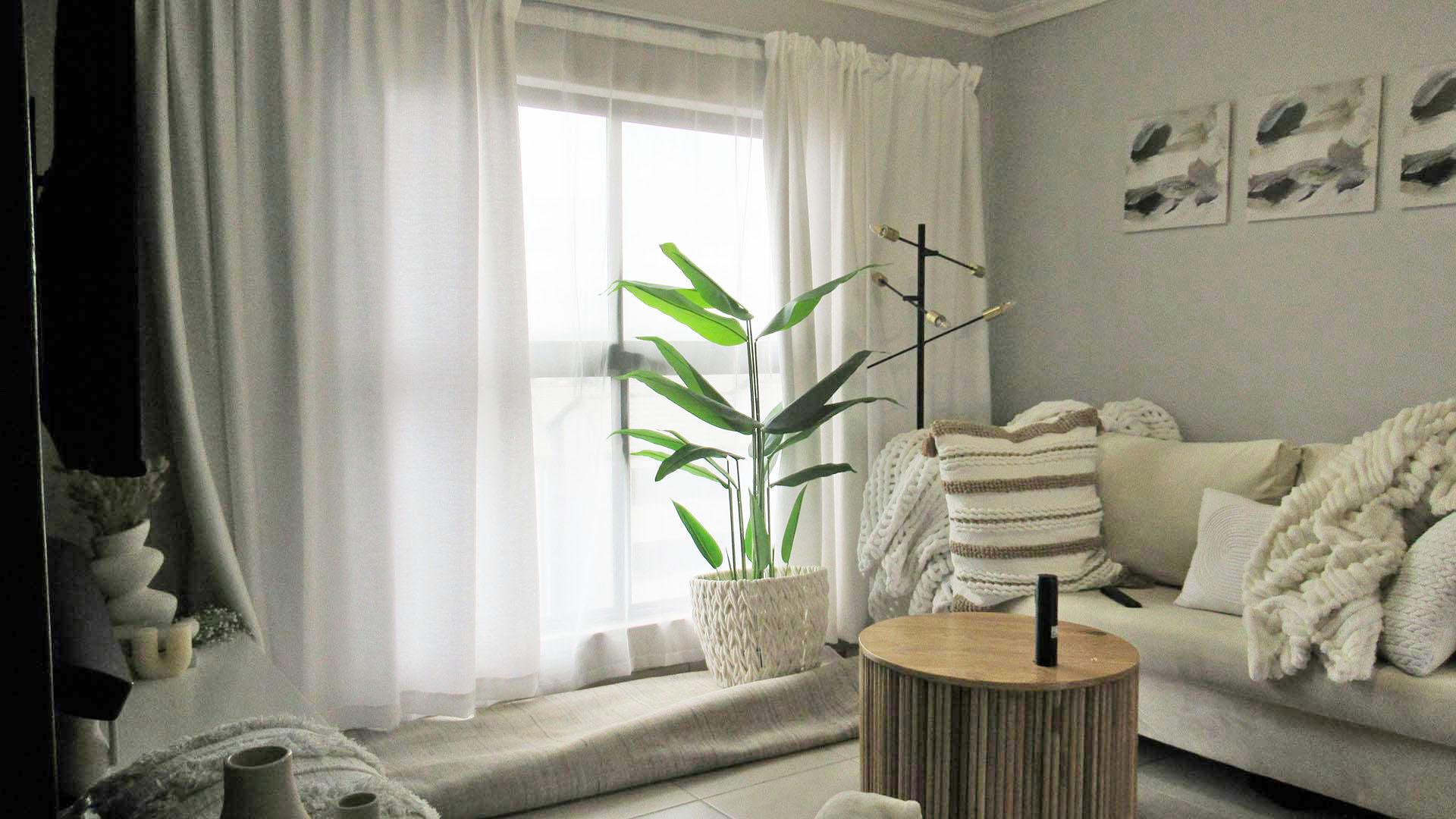 Lounges - 13 square meters of property in Fleurhof