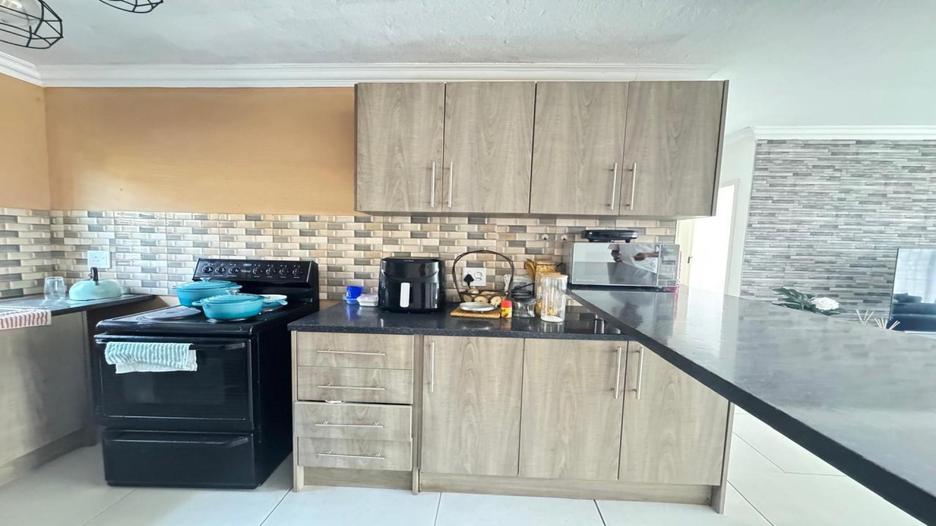 Kitchen of property in Willow Park Manor