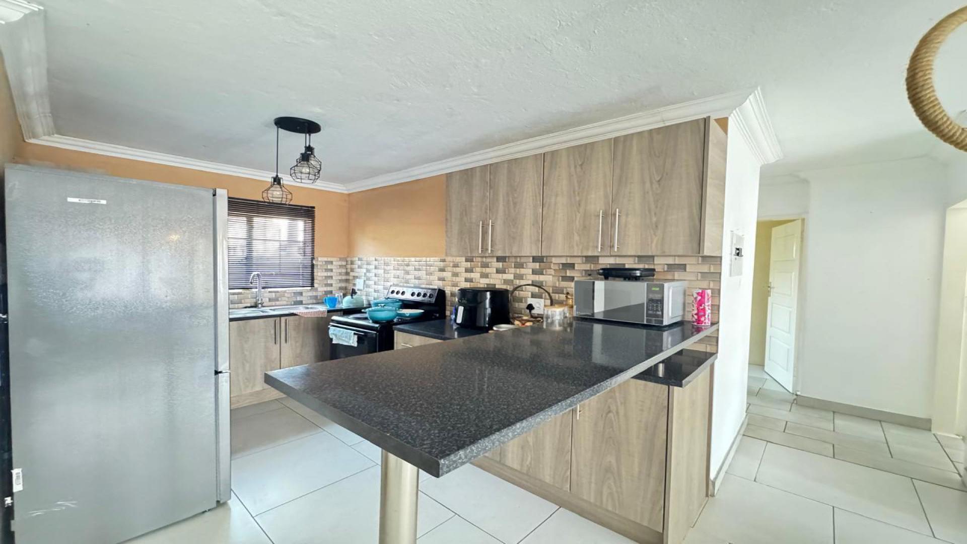 Kitchen of property in Willow Park Manor