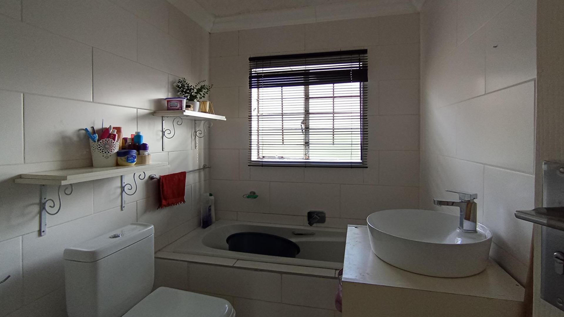 Bathroom 1 - 7 square meters of property in Willow Park Manor
