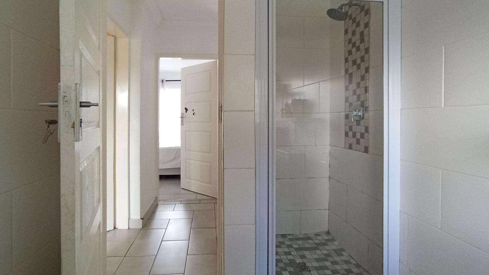 Bathroom 1 - 7 square meters of property in Willow Park Manor