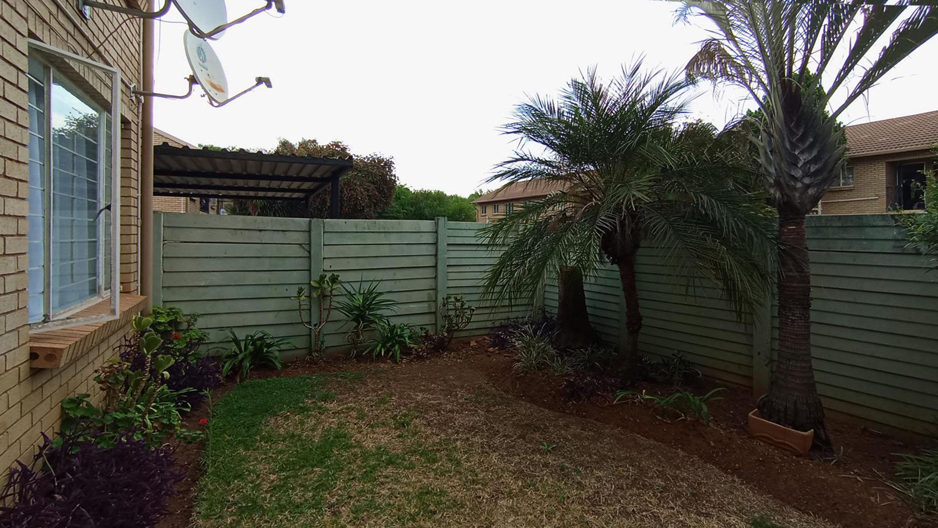 Garden of property in Willow Park Manor