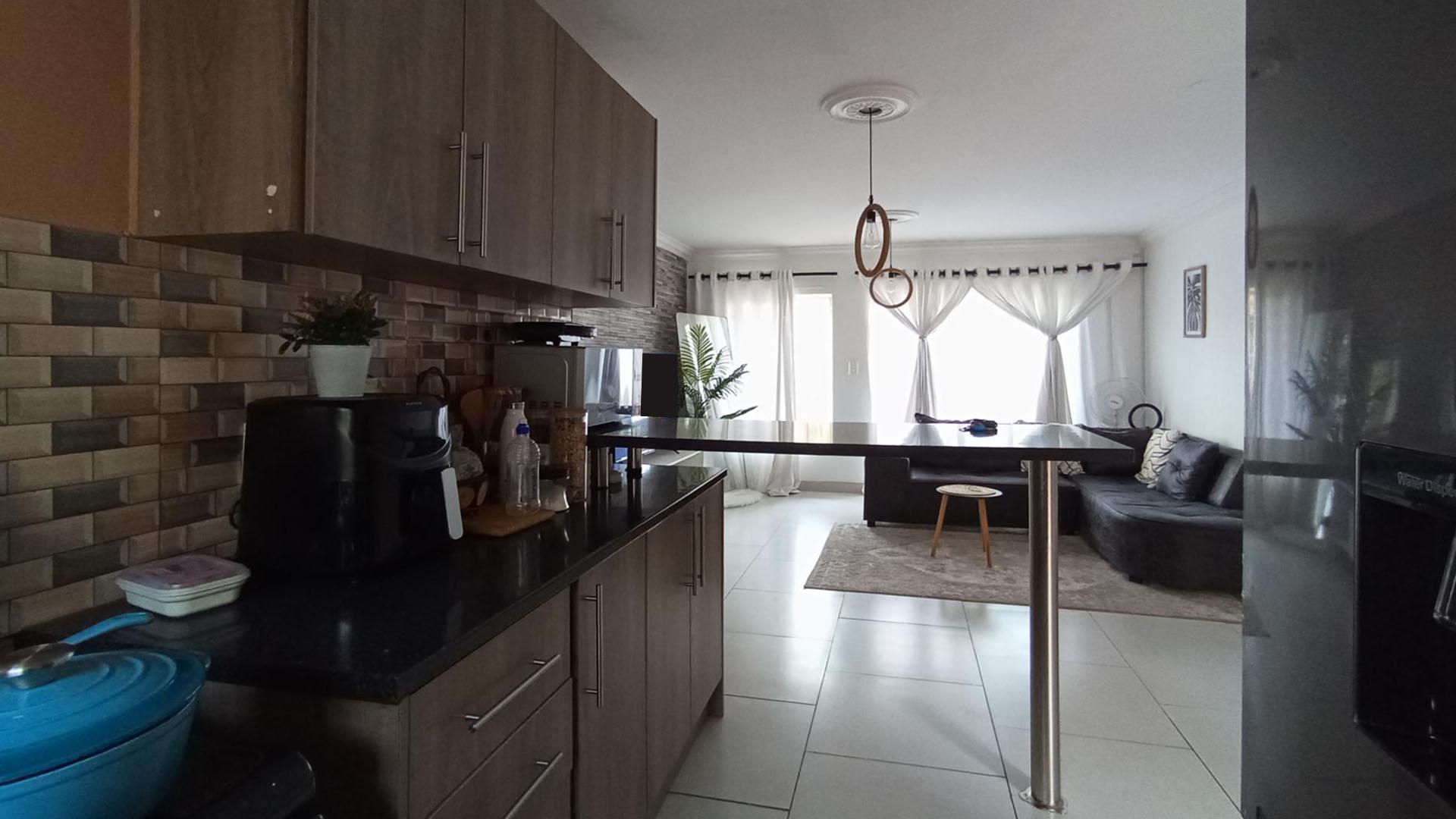 Kitchen - 10 square meters of property in Willow Park Manor