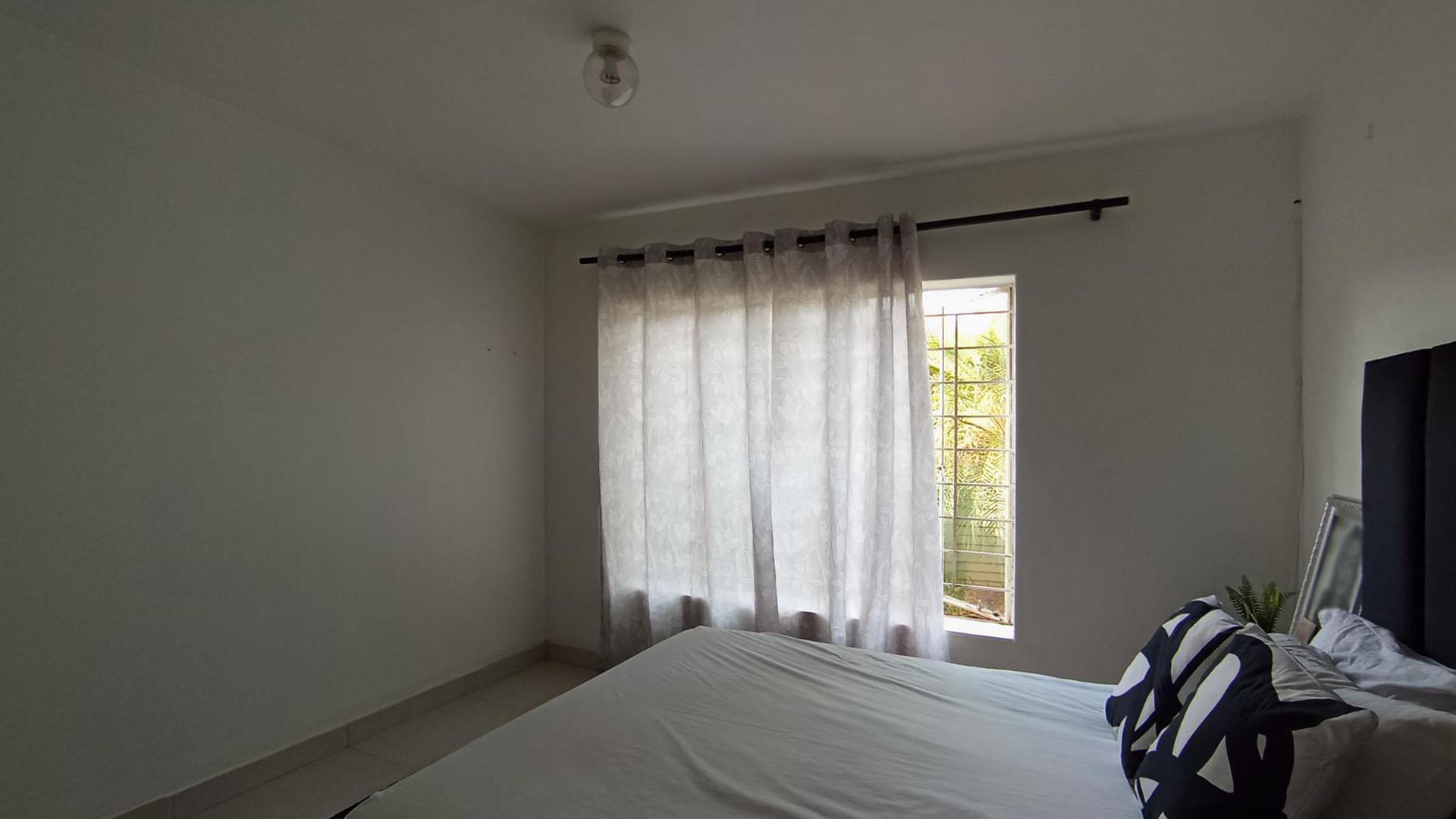Bed Room 1 - 14 square meters of property in Willow Park Manor