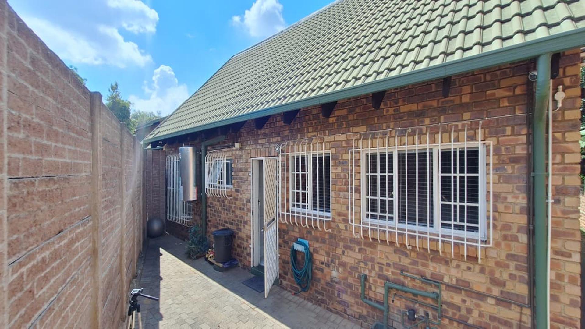 Front View of property in Glen Marais
