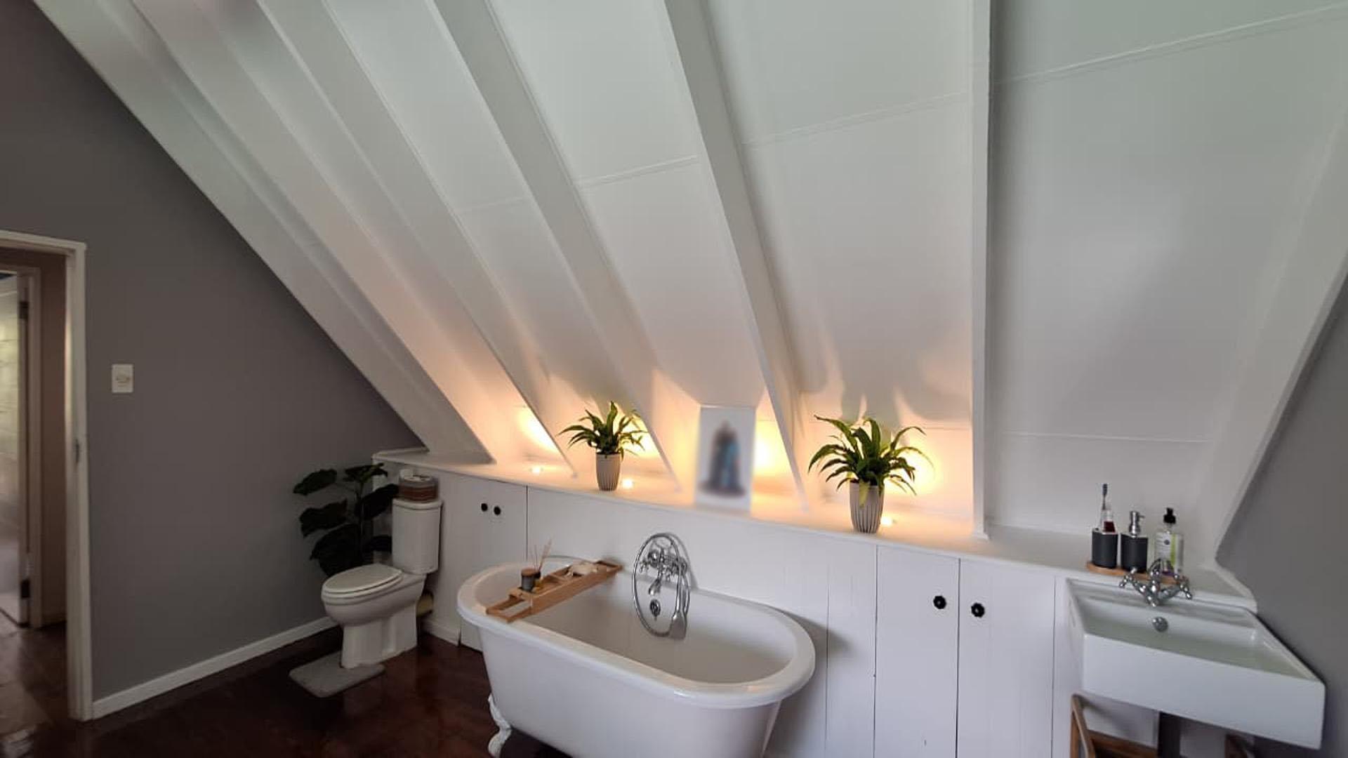 Main Bathroom - 13 square meters of property in Glen Marais