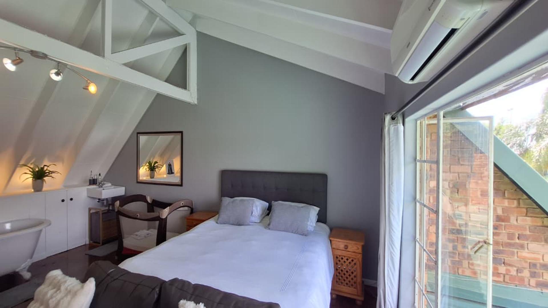 Main Bedroom - 23 square meters of property in Glen Marais