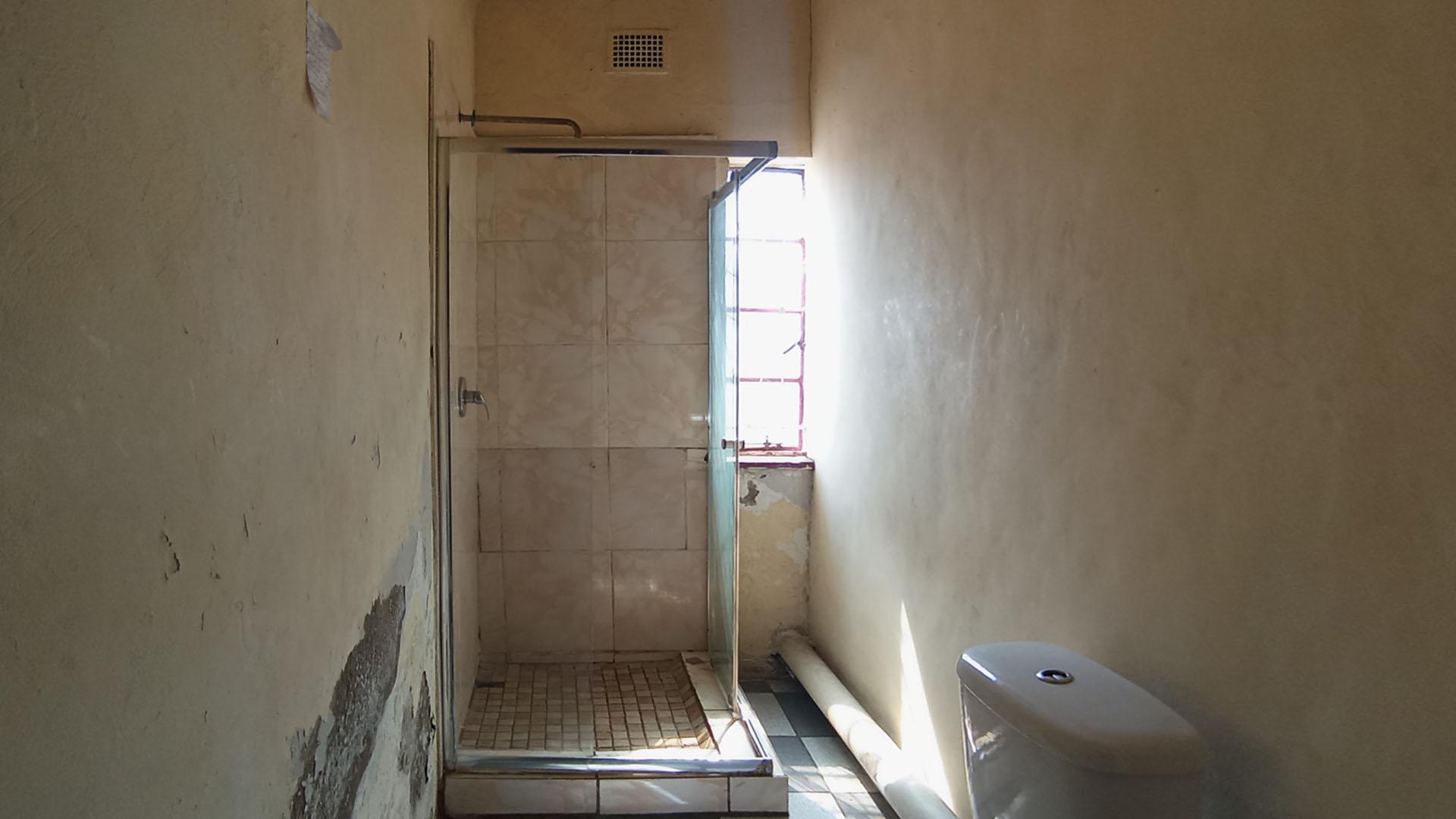 Bathroom 1 - 5 square meters of property in Pretoria West