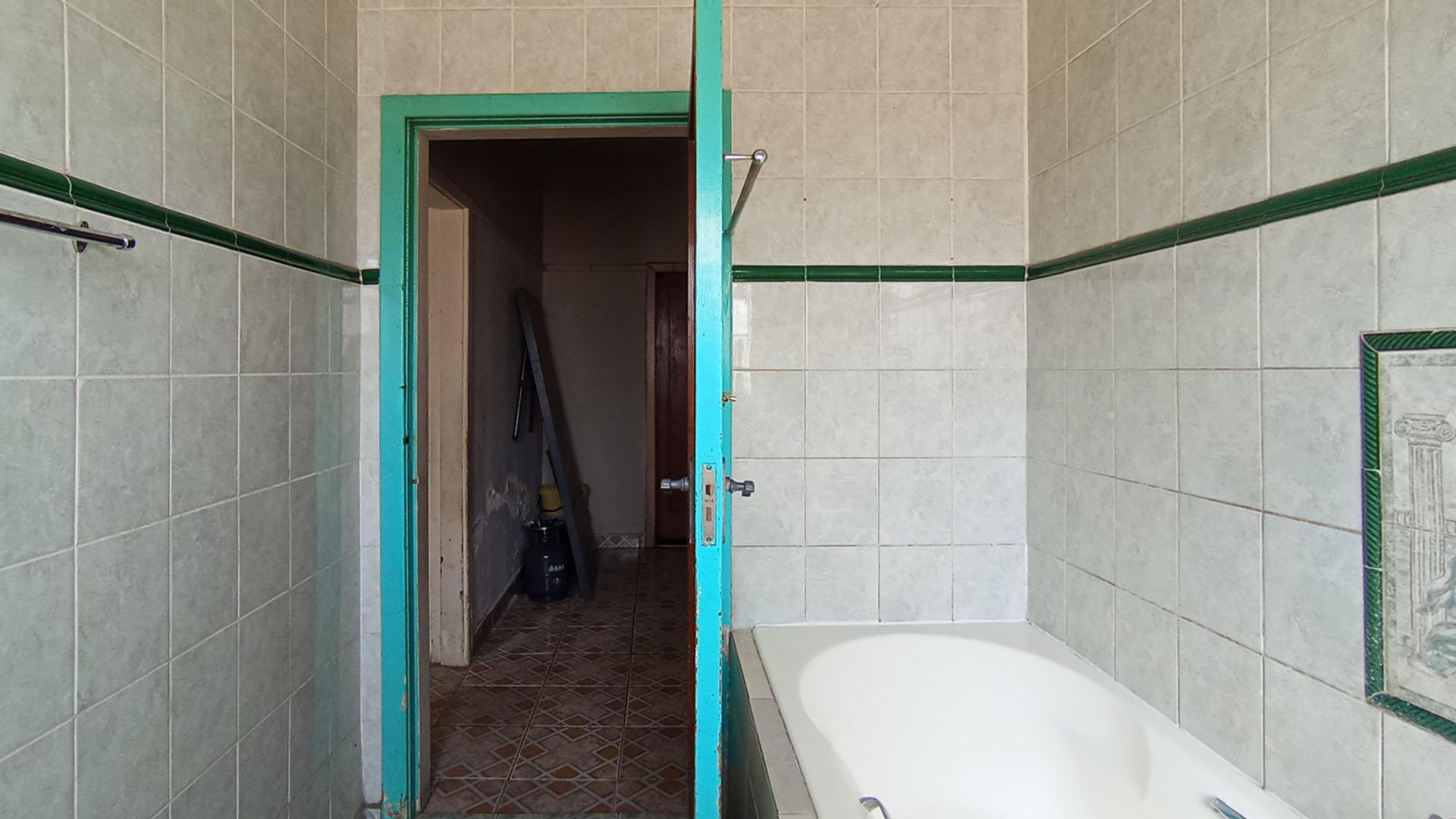 Bathroom 2 - 7 square meters of property in Pretoria West