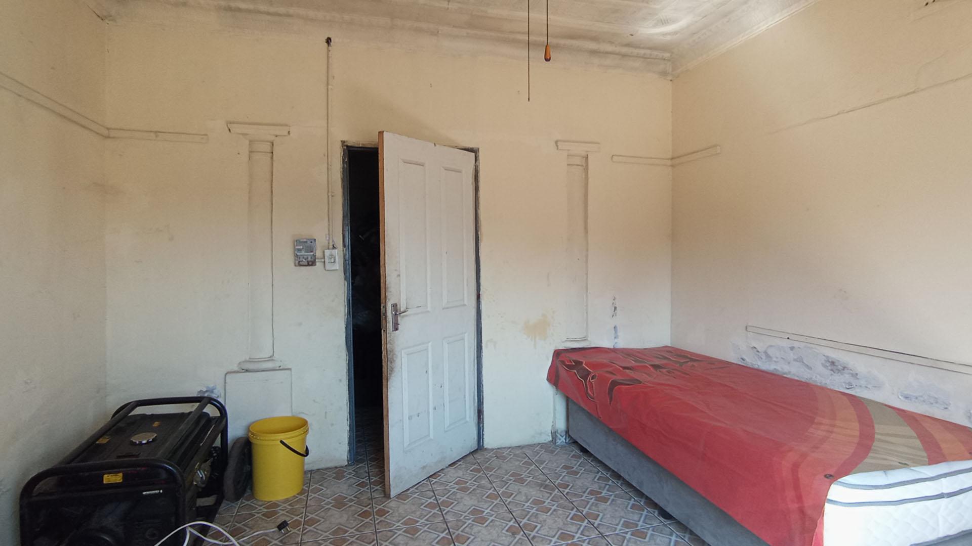 Bed Room 1 - 15 square meters of property in Pretoria West