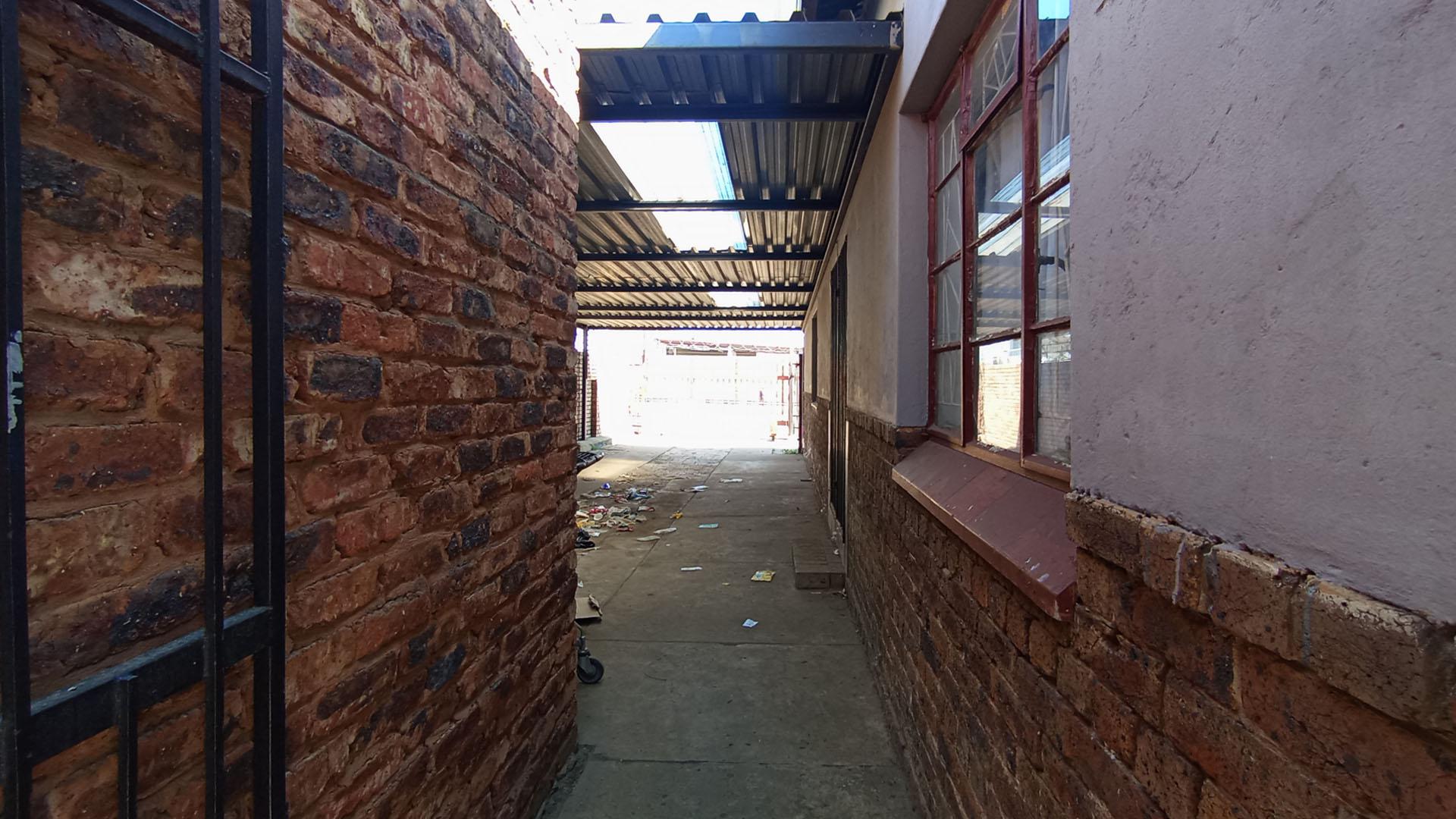 Carport  - 68 square meters of property in Pretoria West
