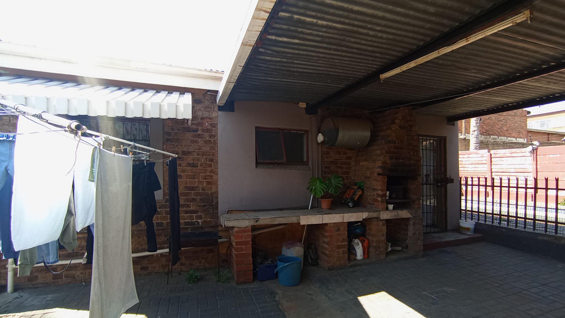 Patio - 29 square meters of property in Pretoria West