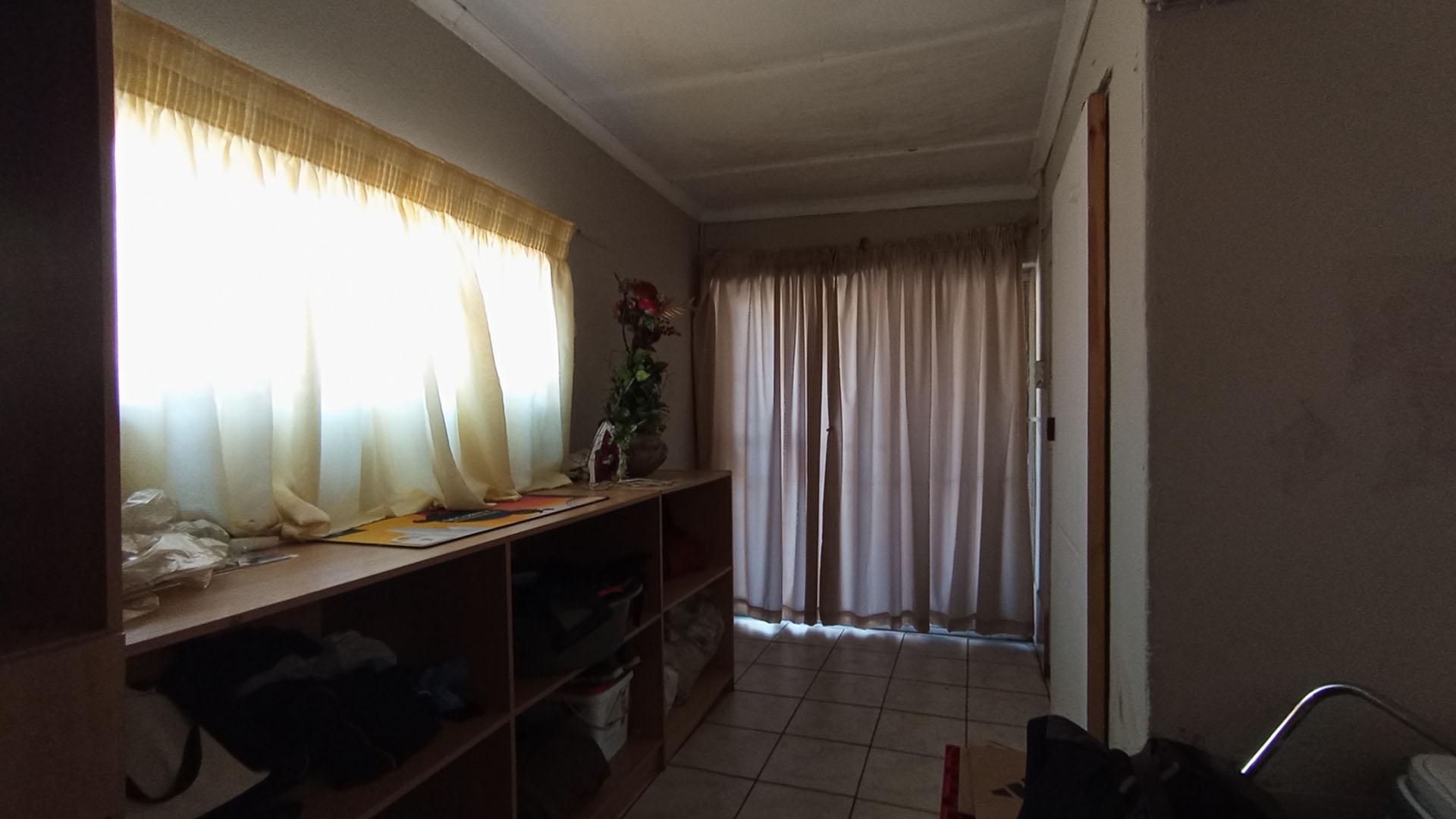 Flatlet - 44 square meters of property in Pretoria West