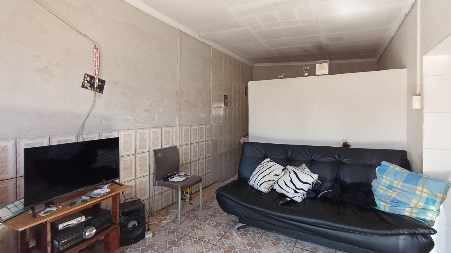 Flatlet - 44 square meters of property in Pretoria West